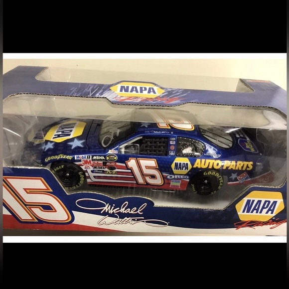 Autographed Michael Waltrip #15 - NAPA 1/24 Scale Limited Edition Stock Car. - Picture 9 of 9